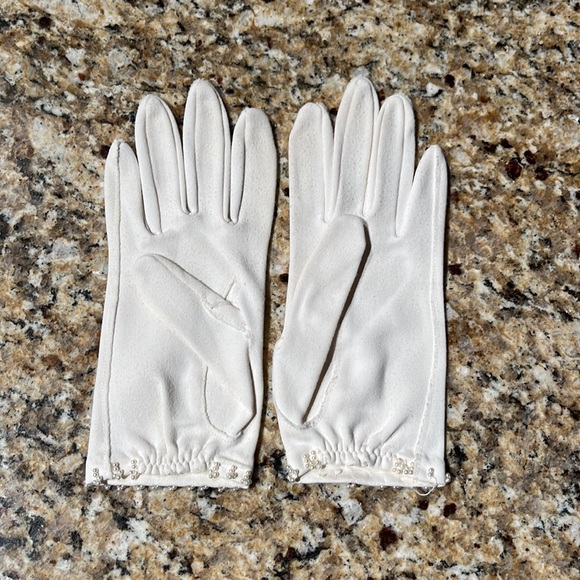 Fabulous Vintage Cream Cloth Dress Gloves - Picture 2 of 4